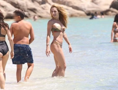 «Εγκεφαλικά» μοιράζει η Ντορέττα στην πρώτη της φετινή βουτιά - Δείτε το κορμί «λαμπάδα» της παρουσιάστριας (φωτό)